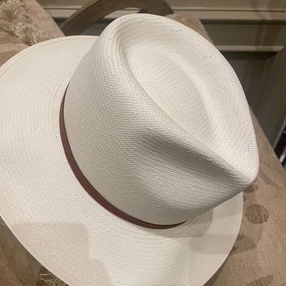 Elegant White Fedora with Brown Band - Picture 2 of 8